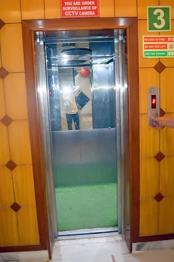 Elevator access on the third floor at Hotel Delhi Empire DX, Paharganj